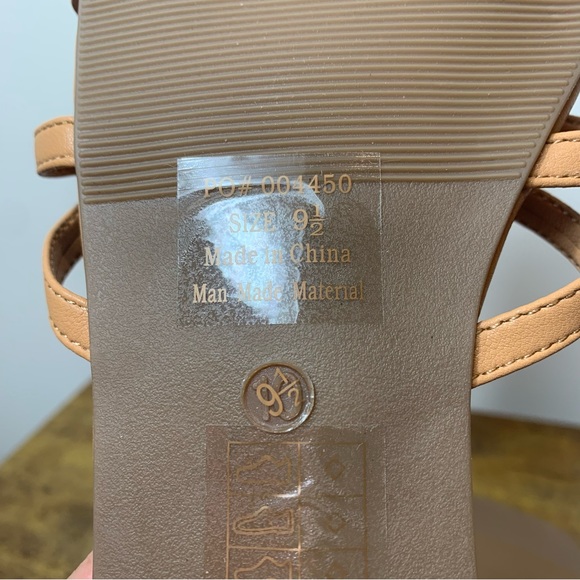 Journee Collection Indee Strappy Flat Sandal in Mocha New in Box Size 9 1/2 - Picture 13 of 13